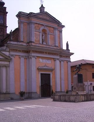 Facciata della Chiesa Parrocchiale Santi Pietro e Paolo - Tronzano Vercellese Facciata della Chiesa Parrocchiale Santi Pietro e Paolo - Tronzano Vercellese